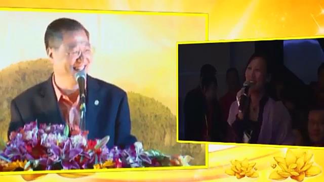 049 视频:一位女士6年前在楼梯上摔下,师父看出她当时是腰部和胯骨先着地,伤到肌肉深处,并触及骨头,导致现在腰腿时有酸痛。女士连连点头称对,真可谓神速又精准--201209 多伦多