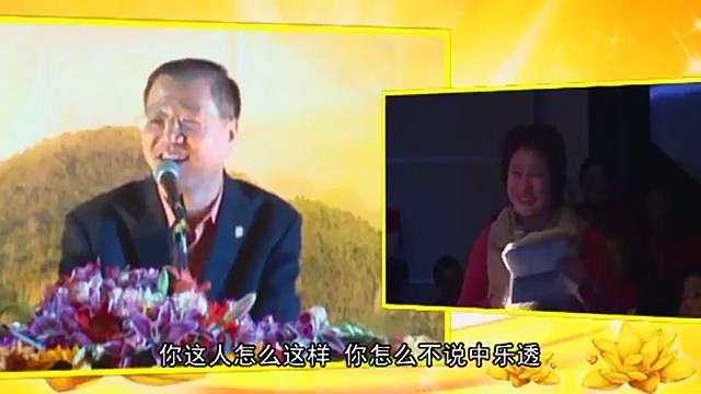 052 视频:一位女士三年前晕倒后即头疼不止,无法医治,师父看到女士过世的父亲在身上,因为她不够孝顺导致父亲不满。女士愧疚落泪,点头认可,并为师父的神奇功能所折服,对佛法深信不疑--201209 多伦多