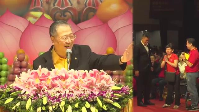 624 视频:十年瘫痪女士,师父加持令其当场站立,念经学佛将八个月行走自如--20170421 雅加达