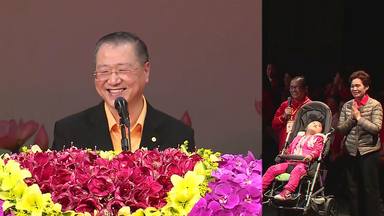 674 视频:小女孩全瘫,智商低下、不会讲话,师父加持,四个月后将站立行走--20171001法国巴黎