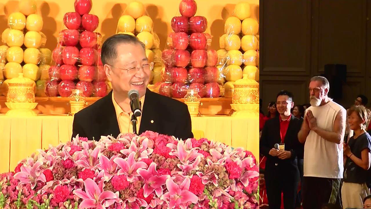 736 视频:西人男士因亡母在身,爱梳头,不爱刮胡子,喜欢中国文化。 前世曾为女人,此生细腻无比--20181006洛杉矶