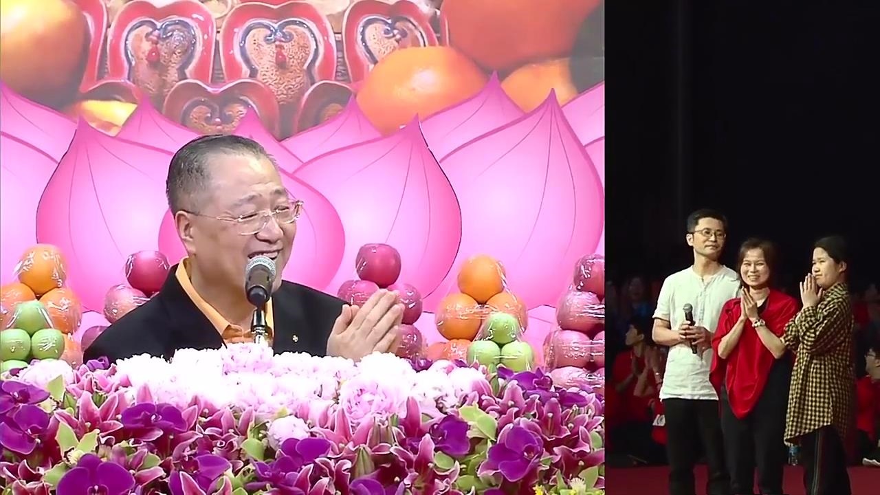 781 视频:女孩灵性附体,爬行在地,师父现场法力加持,站立正常,合十鼓掌—20190510新加坡